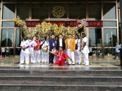 于浩留学生舞龙队合影